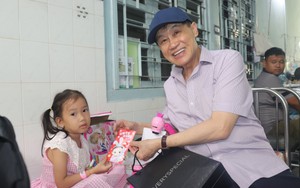 Tỷ phú Johnathan Hạnh Nguyễn xuất hiện tại BV Nhi đồng 2 với chiếc túi "Very Special" vào ngày đặc biệt