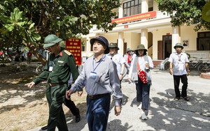 Ra Trường Sa, Thứ trưởng Bộ Y tế bất ngờ khi thấy điều này trên hầu hết các đảo