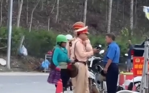 Người phụ nữ mang chiêng ra gõ, cản trở CSGT xử lý vi phạm nồng độ cồn