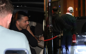 Paparazzi tóm dính ngôi sao Everton ăn chơi say khướt, "đốt tiền" tại CLB thoát y đến rạng sáng