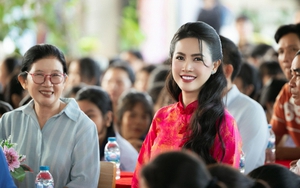 Hoa hậu Phan Thị Mơ trở về trường cũ, trao 30 triệu đồng hỗ trợ học sinh vượt khó