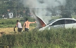 Hiện trường vụ ô tô bốc cháy khi đi qua con đường phơi rơm rạ ở Nghệ An