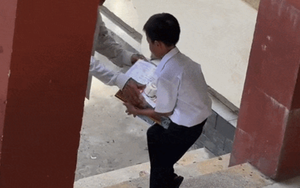 Video ngày bế giảng của học sinh tiểu học khiến nhiều người đồng cảm: "Đúng là sức nặng của tri thức"