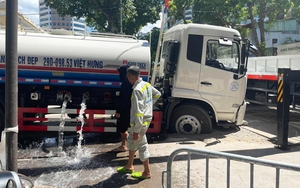 Xe phun nước rửa đường sụt hố trên phố Hà Nội