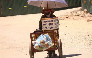 Người lao động chật vật mưu sinh giữa "chảo lửa" 40 độ C Hà Nội