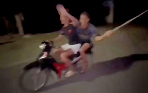Nhóm thanh niên không mũ bảo hiểm, 'múa' dao trên đường rồi quay clip câu view