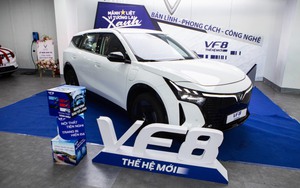 Xem kỹ VinFast VF 8 đời mới vừa về đại lý: Nhiều điểm khác bản cũ, khách vẫn xuống cọc dù chưa thấy xe