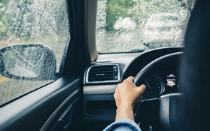 Cho anh đồng nghiệp đi nhờ xe suốt một tuần trời, ngày mưa anh nói 1 câu khiến tôi phải tấp lề đường bật khóc