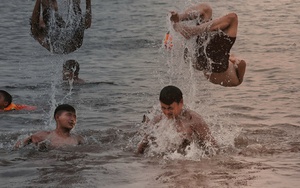 VDIEO: Hà Nội nắng như đổ lửa trên 40 độ C, người dân ùn ùn ra sông Hồng, Hồ Tây giải nhiệt