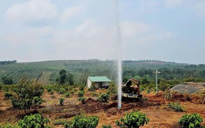Đào đất, người dân phát hiện cột khí kèm nước phun cao 15m, chuyên gia lập tức vào cuộc