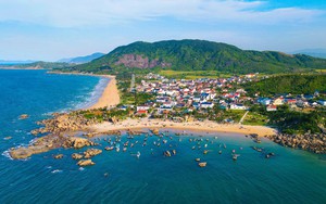 Bãi biển miền Trung hoang sơ được chủ tịch tỉnh đăng lên Facebook: "Không chia sẻ thì thấy mình có lỗi quá"