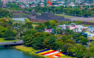 Cảnh tượng bên bờ sông Hương khiến nhiều người bất ngờ, nhận xét: Không tin vào mắt mình