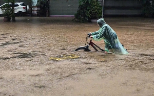 Chiều nay, nhiều khu vực nội thành Hà Nội hứng mưa lớn, nguy cơ ngập úng