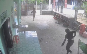 CLIP: Táo tợn vào sân trộm xe, rút hung khí đe doạ chủ nhà