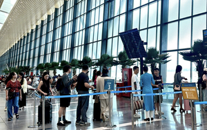 Người dân ùn ùn trở lại TPHCM sau lễ, giá vé máy bay từ Hà Nội vào Nam cao ngang dịp Tết