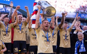 Kiếm bộn tiền nhờ bán bánh mì, “hoàng tử” Podolski vẫn nâng cúp vô địch ở tuổi 40