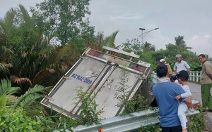 Hiện trường vụ xe tải rơi xuống kênh sau cú va chạm khiến nhiều người thót tim