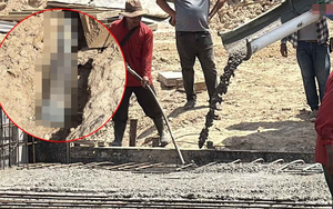 Đang đứng cạnh xe trộn bê tông, thợ hồ bỗng phát hiện thứ rơi ra bên dưới: Vừa nhìn kỹ đã vội tháo chạy