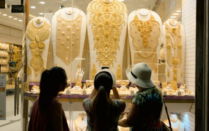 Giới buôn vàng Trung Đông và Nga ‘bê’ vàng tháo chạy đến Trung Quốc, chấp nhận bán rẻ tới 20%: Chuyện gì đang xảy ra?