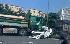 Tai nạn liên hoàn ở đầu cầu Thăng Long, 3 người mắc kẹt trong ô tô con bị vò nát