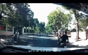 Clip nhóm thanh niên dùng nón bảo hiểm "táng" mạnh vào đầu khiến người đi đường ngã nhào: Bắt khẩn cấp 3 đối tượng