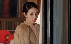 Nữ ca sĩ 35 tuổi gửi thư mời đến bố mẹ đẻ: "Bố mẹ tôi sợ quá không dám đi, chỉ nói bận"