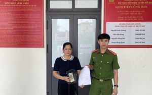 Phát hiện chiếc túi Louis Vuitton chứa nhiều tờ tiền nằm trên đường, người phụ nữ lập tức trình báo công an