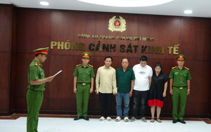 Bắt 4 người ở TP.HCM dùng axit công nghiệp pha chế thành giấm Hàn Quốc