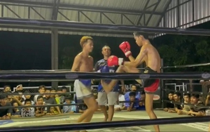 Con trai đánh nhau ngoài đường, 2 bà mẹ mở võ đài muay Thái giải quyết 'ân oán'