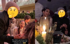 1 ông già liên tục tiếp cận Lisa (BLACKPINK) ở bàn tiệc Met Gala, lai lịch thế nào mà được kéo ghế ngồi chung mâm