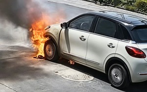 Không sạc, không sử dụng, một chiếc xe điện quen mặt của Trung Quốc bất ngờ bốc cháy