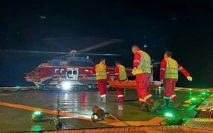 Nghẹt thở pha điều trực thăng cứu ngư dân chấn thương sọ não từ giàn khoan tỷ đô của Việt Nam
