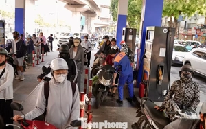 Hà Nội: Dòng người xếp hàng đổ xăng E10