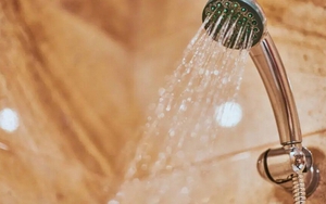 Tắm kiểu này vào mùa hè thực sự quá sức đối với não và tim