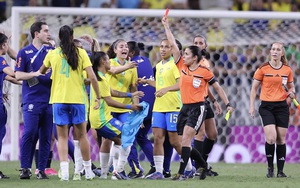 Brazil nhận 8 thẻ đỏ trong 1 trận đấu, cả HLV lẫn cầu thủ đều bị đuổi