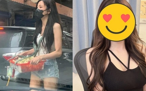 Mặc quần short bán hoa dạo, cô nàng đeo khẩu trang vẫn xinh như hot girl, dân mạng đổ xô tìm info rồi ngã ngửa trước nhan sắc