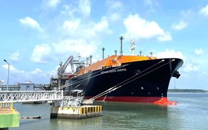 Tàu LNG khổng lồ từ Canada cập cảng Thị Vải, đưa 73.000 tấn nhiên liệu về Việt Nam