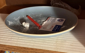 Cặp đôi bị bắt vì bỏ mặc 3 con nhỏ trong khách sạn, bé 6 tháng tuổi dương tính với cocaine