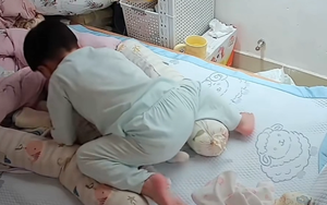 Mẹ ra ngoài để con trai 2 tuổi ở phòng cùng em út mới sinh, hành động của cậu bé làm đảo lộn mọi dự đoán