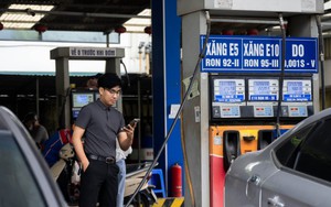 Vòng quanh Hà Nội và TP.HCM: Loạt cây xăng vẫn bán song song xăng E5 cùng E10