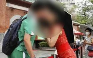 Bức ảnh bà mẹ chụp cùng con trai nhận cơn mưa chê trách: Con đã lớn rồi, sao còn thể hiện tình cảm kiểu này?