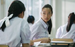 Thấy thí sinh cứ nhìn chằm chằm vào cục tẩy trên bàn, giám thị liền kiểm tra, bất ngờ phát hiện đường dây gian lận tinh vi!