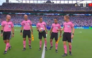 Vì sao trọng tài trận Uruguay - Saudi Arabia lại mặc đồ hồng?