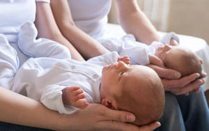 Thấy cả 2 con gái sinh đôi đều không giống mình, bà mẹ đi xét nghiệm ADN nhận kết quả choáng váng
