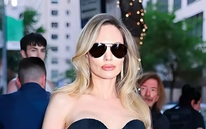 Angelina Jolie giữa lúc 5 người con bỏ họ Brad Pitt
