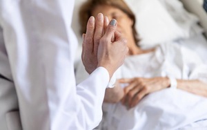 Y tá tiết lộ biểu hiện lạ của những người sắp qua đời