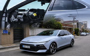 Hyundai Elantra đời mới lần đầu lộ nội thất khác biệt hoàn toàn: 2 màn hình đặt nổi cỡ lớn, bớt nhiều chi tiết rườm rà