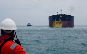 Đang di chuyển thì Mỹ-Iran báo tin vui, siêu tàu chở 6 triệu thùng dầu ung dung vượt eo biển Hormuz