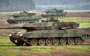 Hậu duệ Leopard 2 lộ diện với ‘cánh tay robot’ hộ tống
