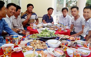 Một câu nói của người họ hàng trong bữa cơm quê đã "bóc trần" lý do thật sự đằng sau những lần chồng tôi hào phóng
